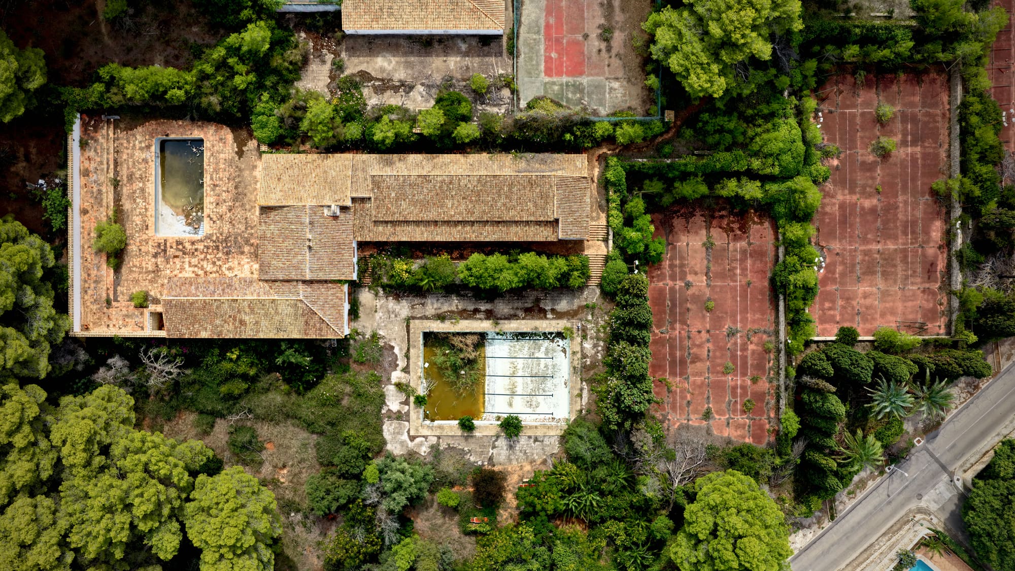 Casa Tosalet — top-down view of the house, pools and tennis courts, current state