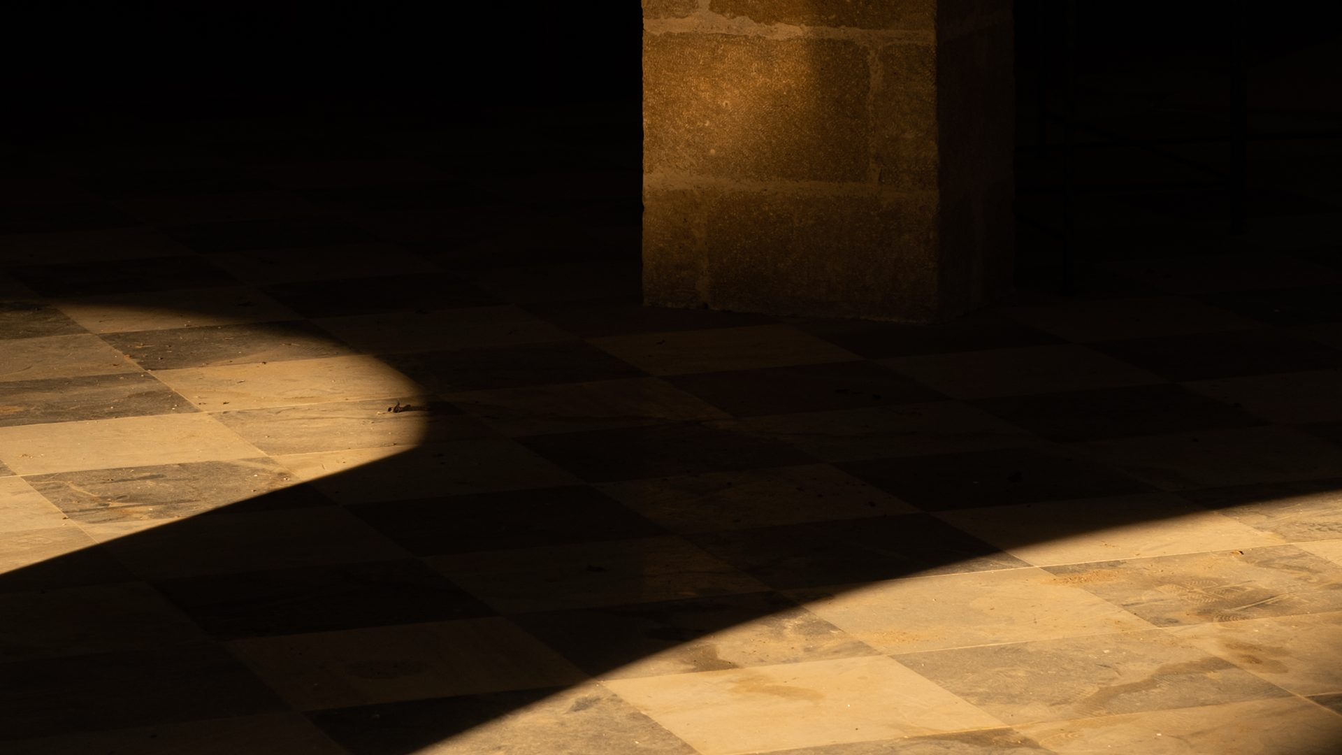 Luz de tarde sobre el suelo de damero de Casa Tosalet